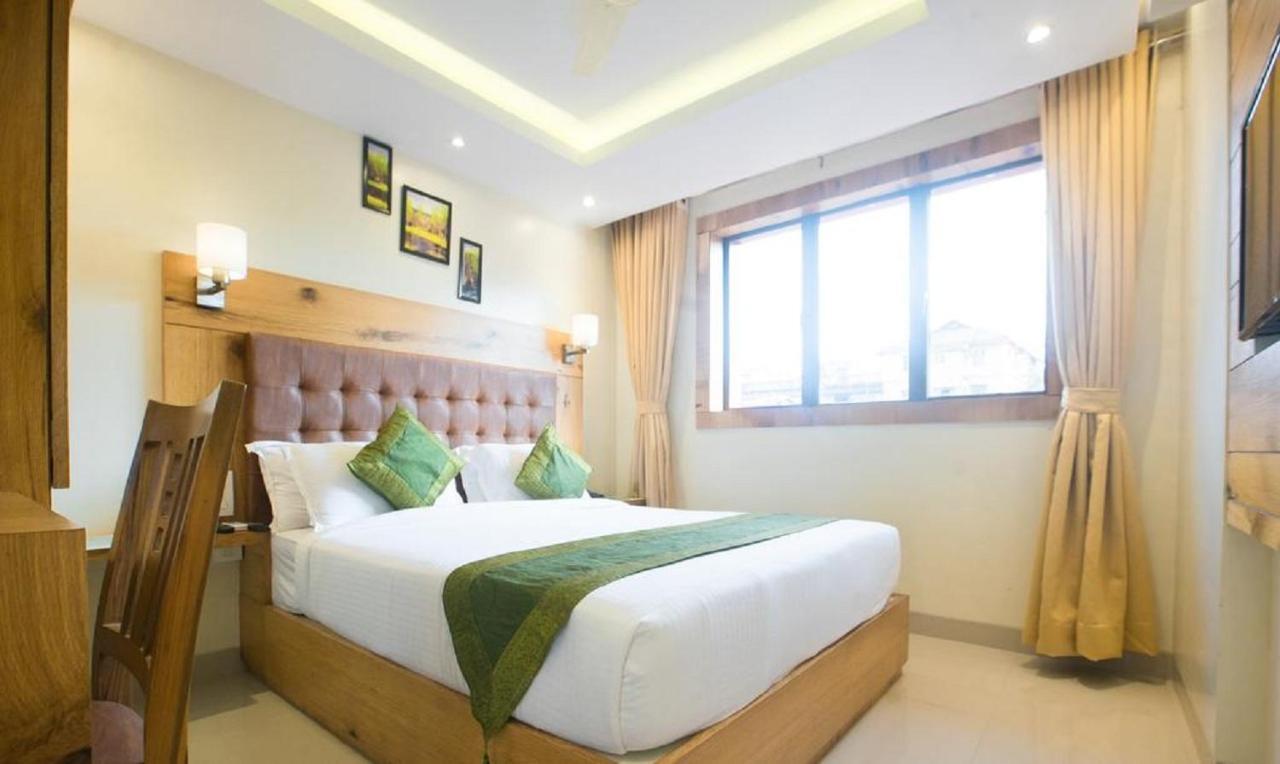 Hotel The Westend Green New Delhi Exterior photo