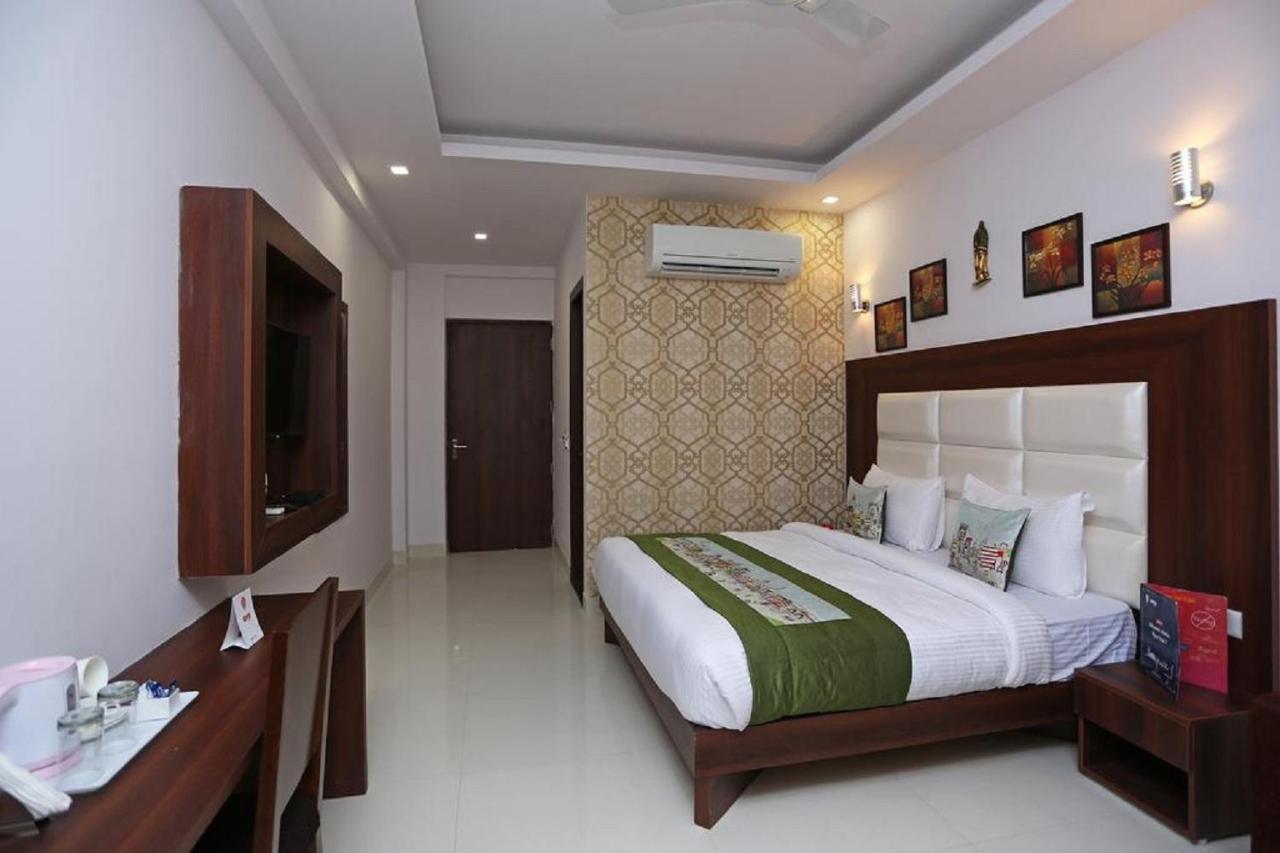 Hotel The Westend Green New Delhi Exterior photo
